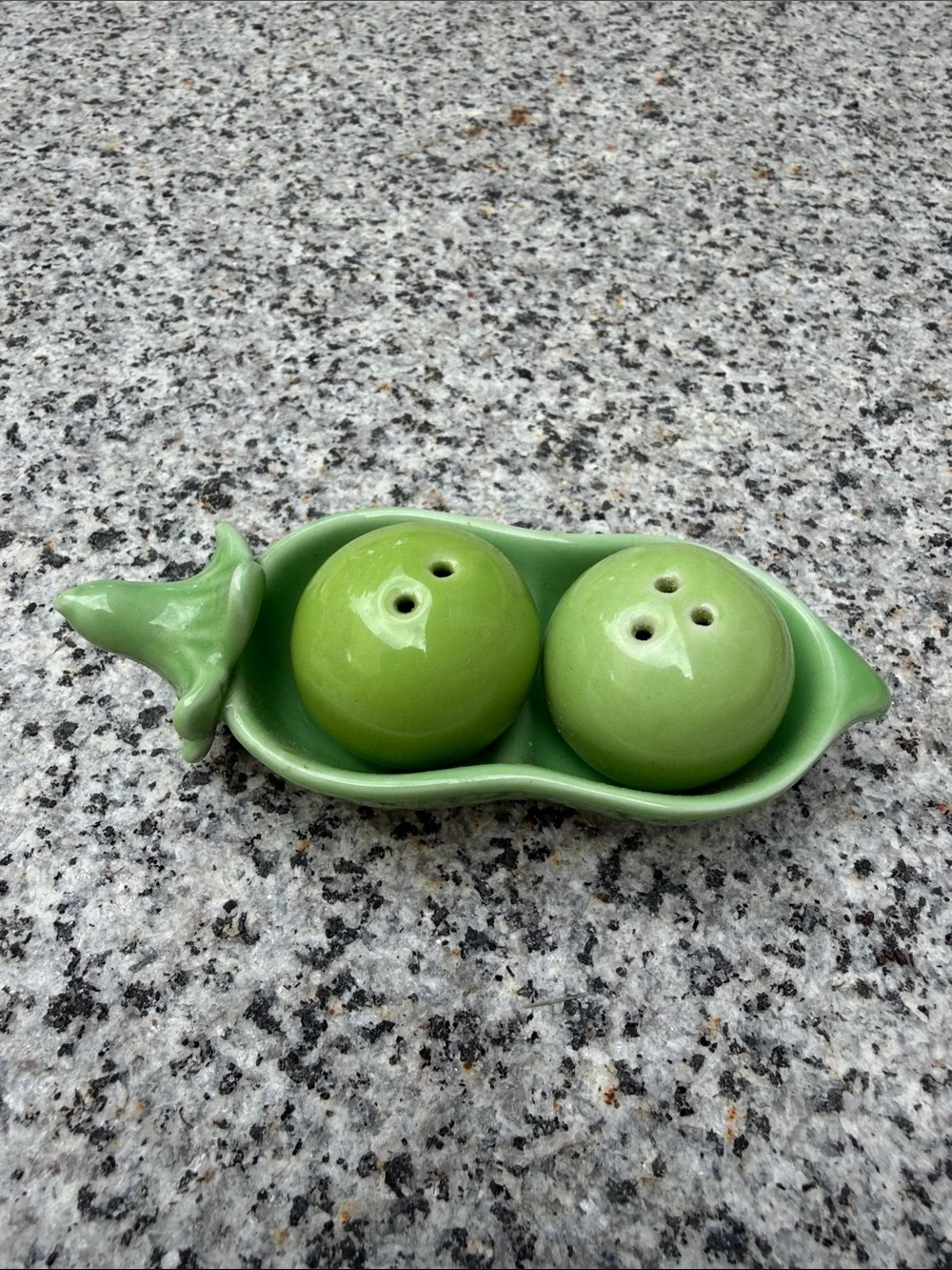 Green Ceramic Pea Pod Salt and Pepper Set - Unbranded